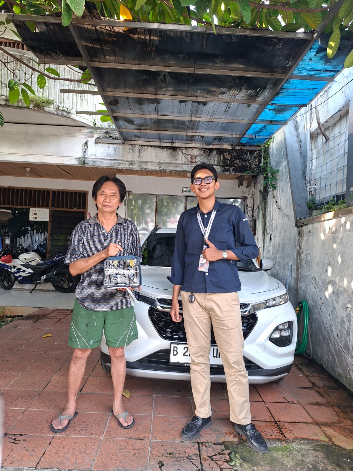 Foto Budi Santoso berfoto bersama Suzuki Fronx SGX barunya di Jakarta Selatan