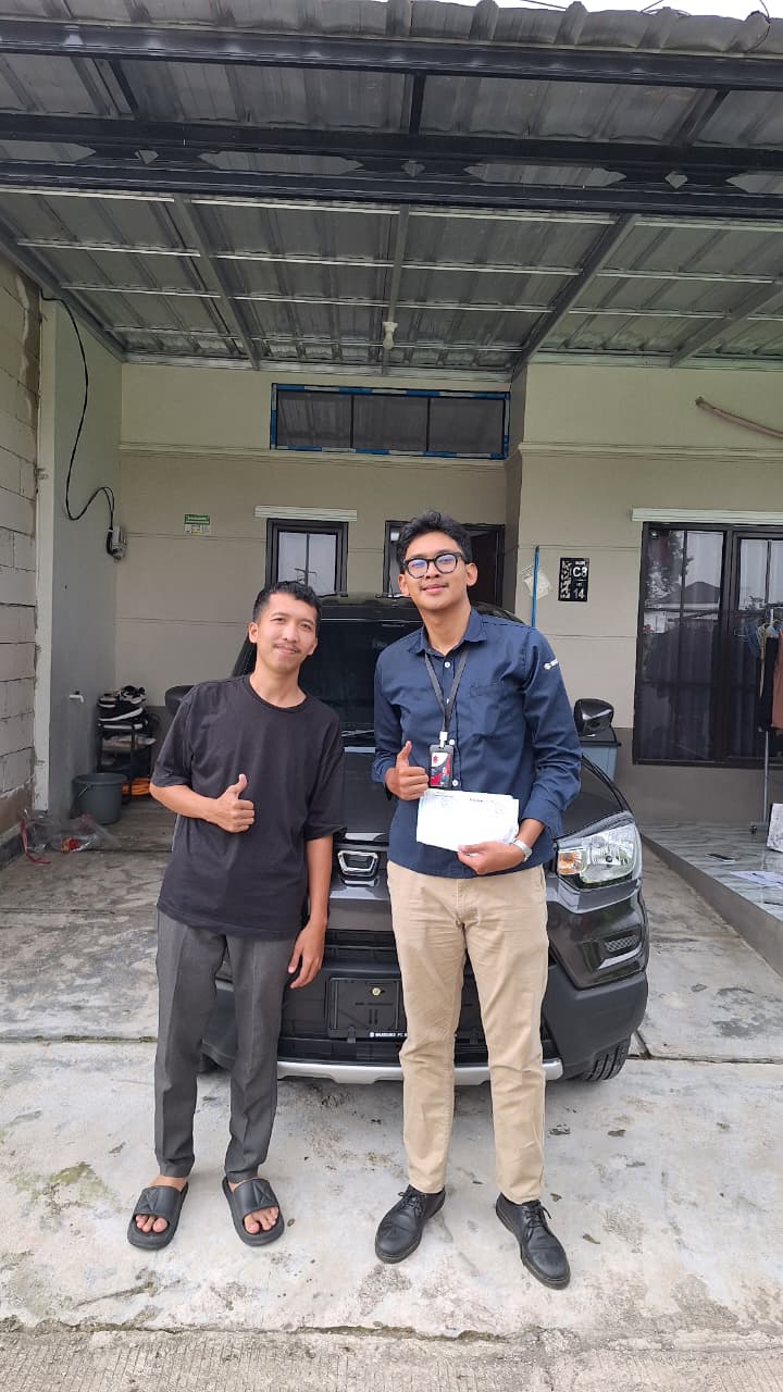 Foto Romy menerima kunci Suzuki S-Presso baru di Cileungsi