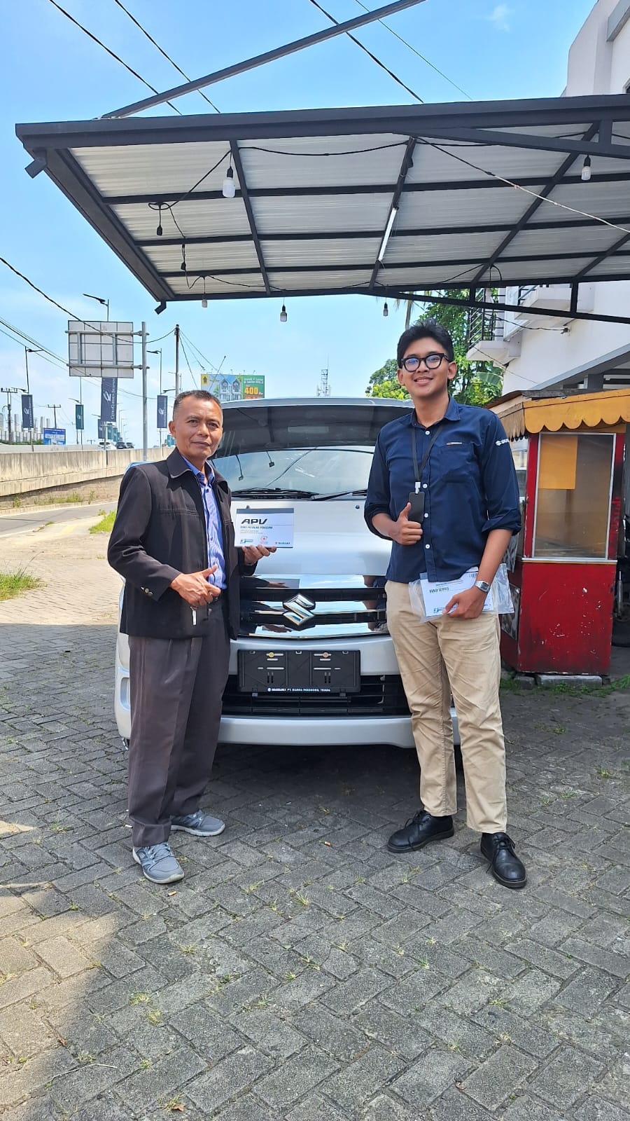 Foto Saiman berfoto bersama Suzuki APV SGX barunya di Cisauk Tangerang