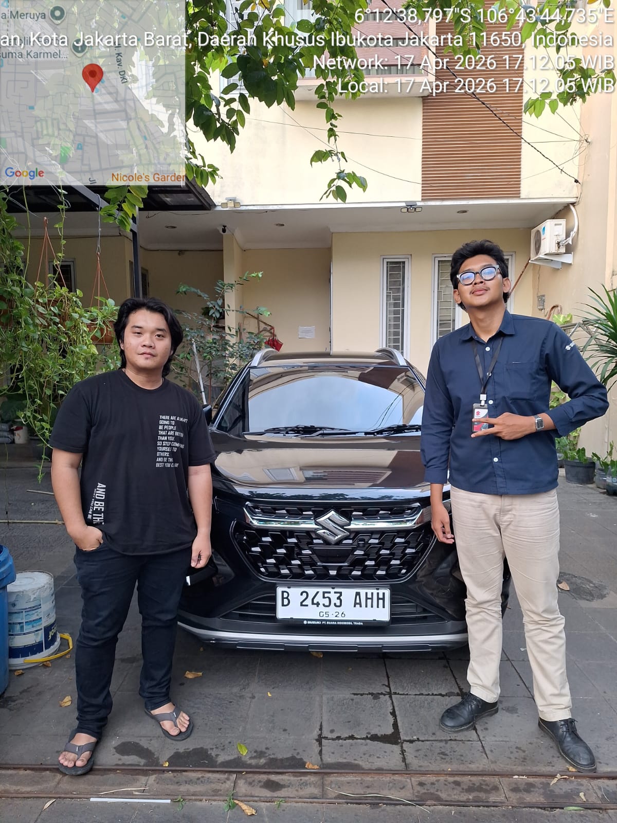 Foto Novian menerima unit Suzuki Fronx SGX di rumah Meruya Selatan