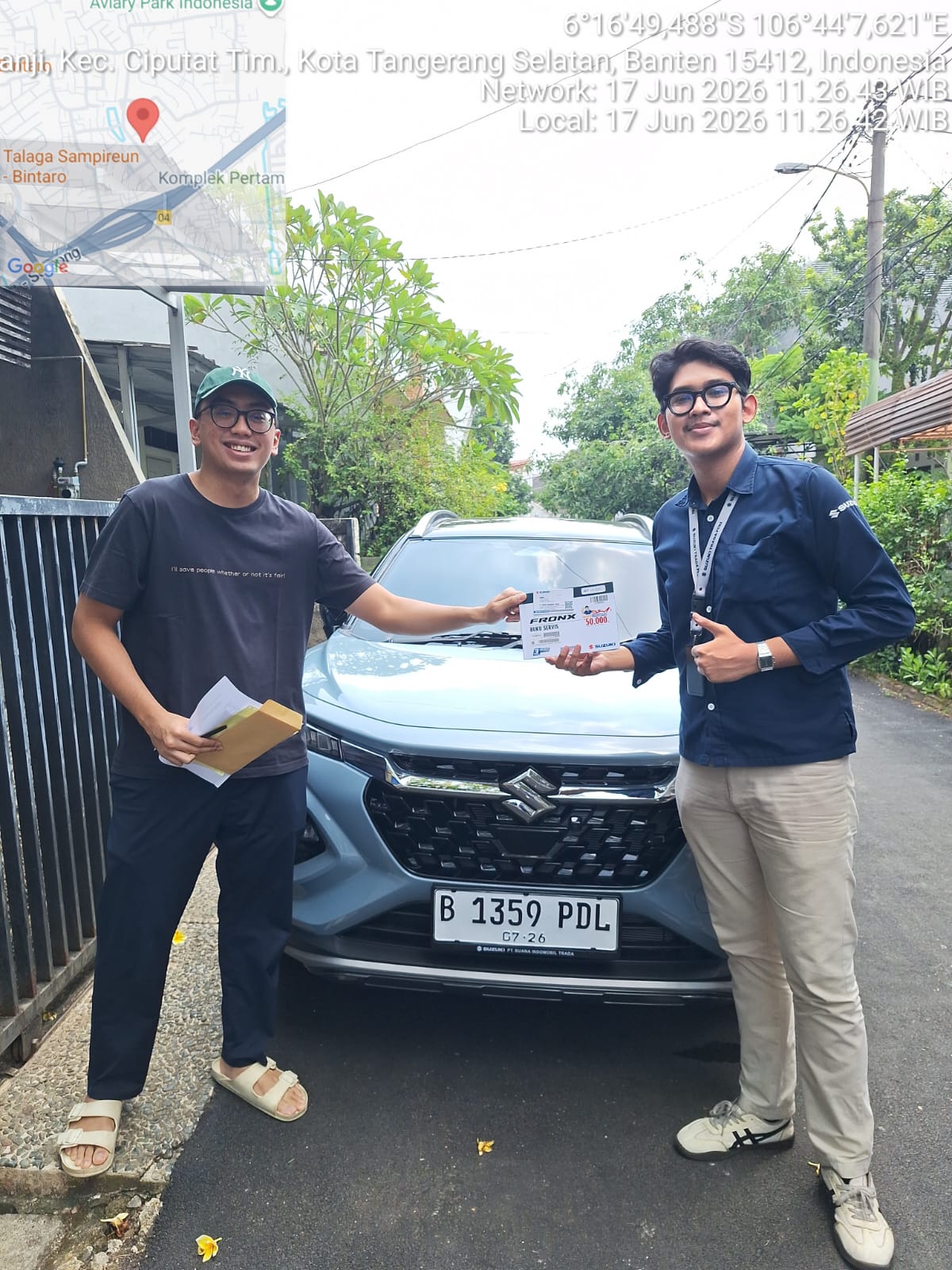 Foto Gibran menerima unit Suzuki Fronx SGX di rumah Bintaro