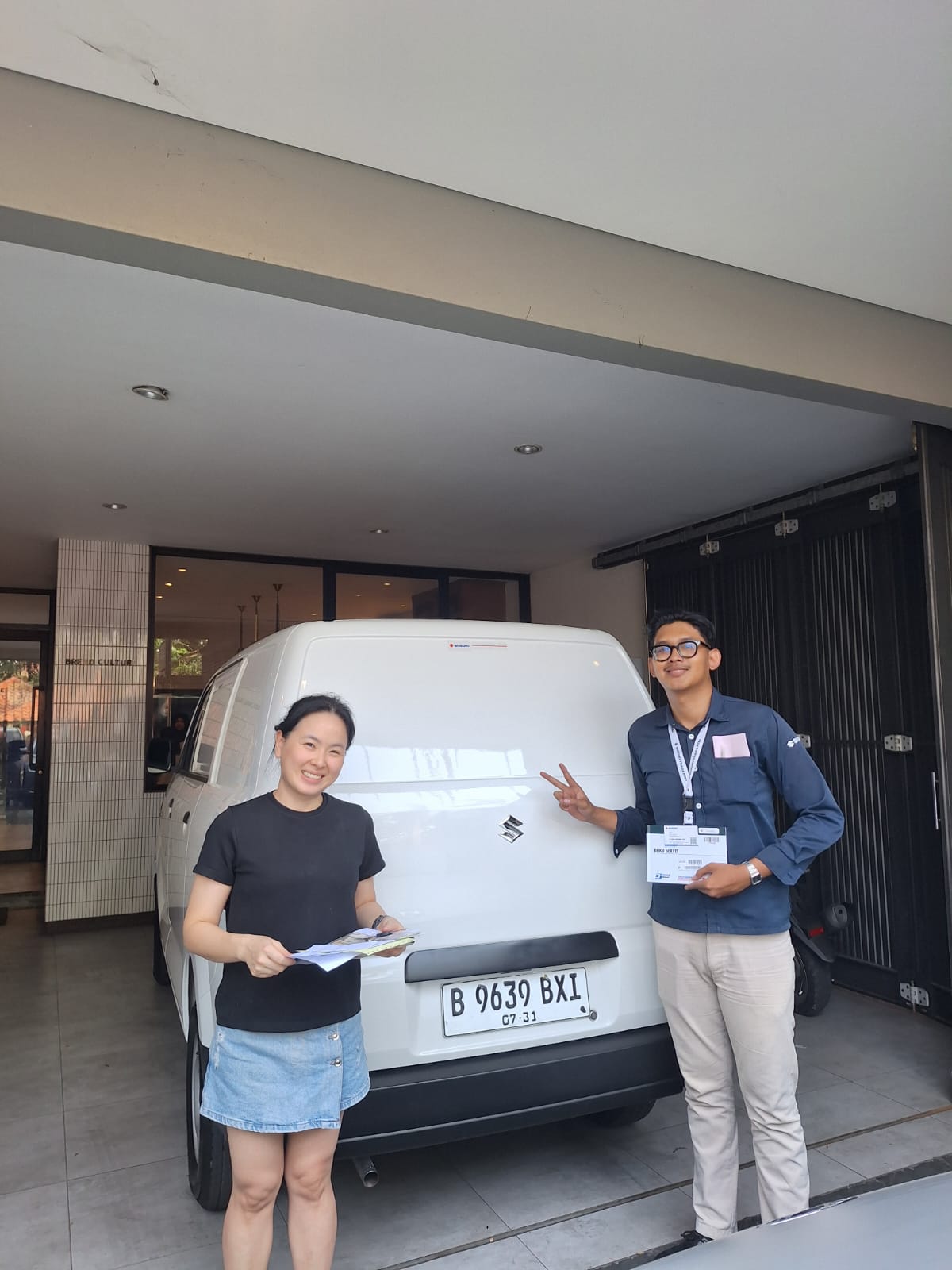 Foto Stefie menerima unit Suzuki APV Blind Van di rumah Meruya Selatan