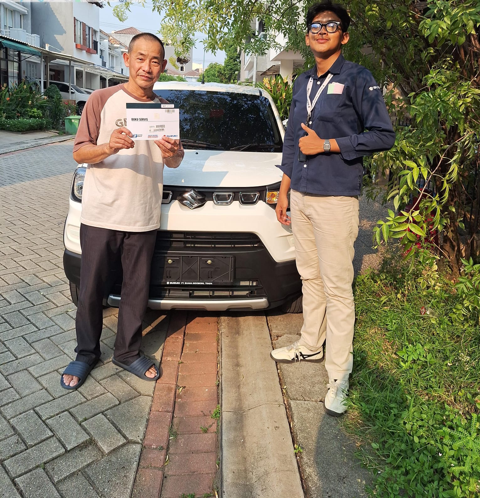 Foto Lie giok ling menerima unit Suzuki S-Presso di rumah puri mansion